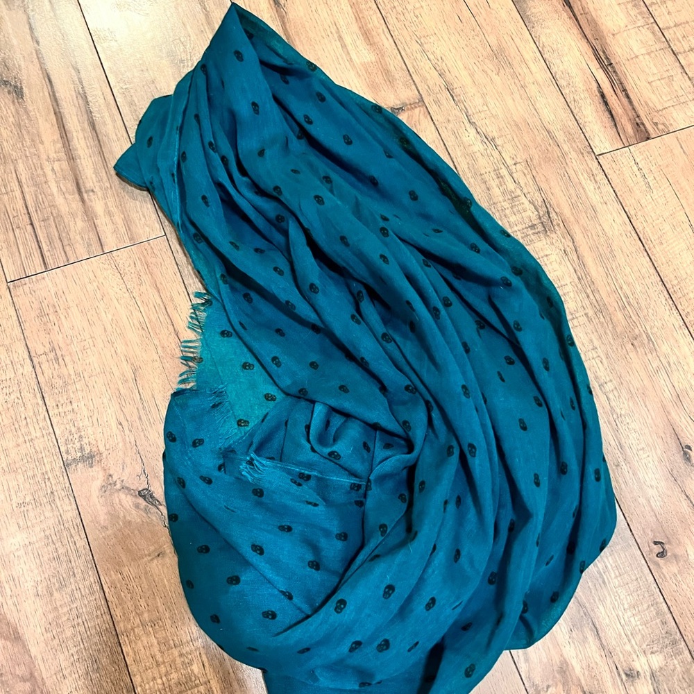 Mini skull scarf